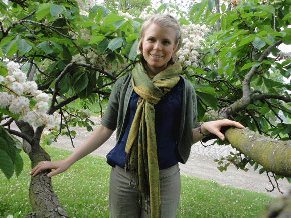 Navy blouse. Green sweater. Green scarf, Plaid pants. No idea what the evening has in store. 