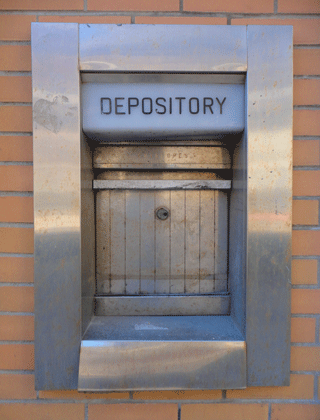 I like dis. I want to mail it all kinds of mail. Or, I want it for my own and people to mail me colorful envelopes and stickers. 