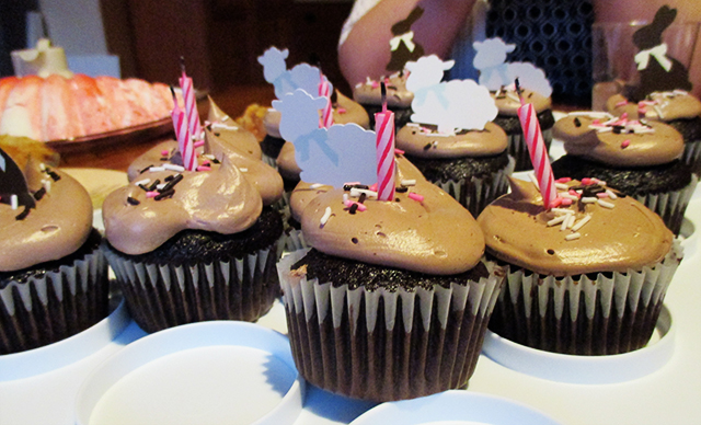 Mmmmm birfday gluten-free chocolate cupcakes!!11!