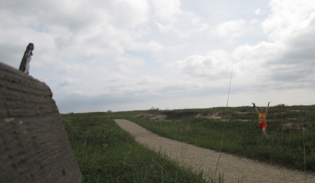 LOOK AT ALL THE PEOPLE IN THE NATURE PARK. 