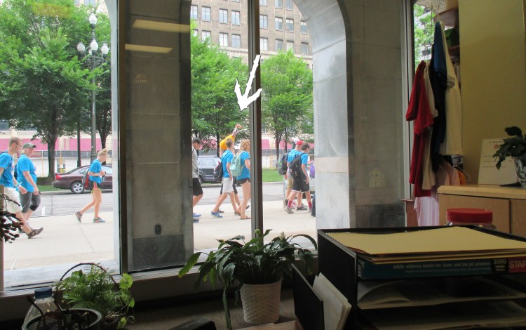 Note the inflatable giraffe. :D